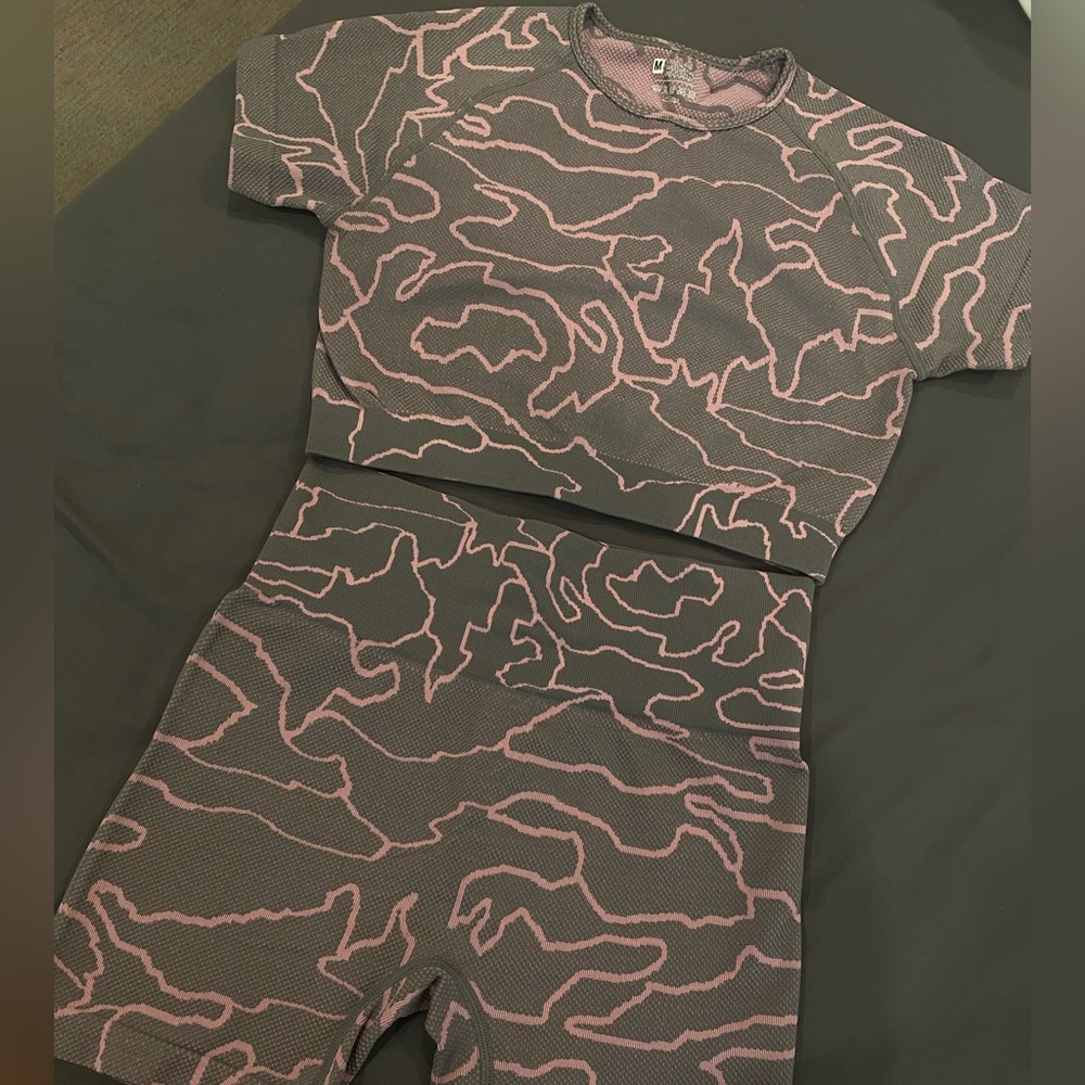 Seamless Active Set - Picture 2 of 3